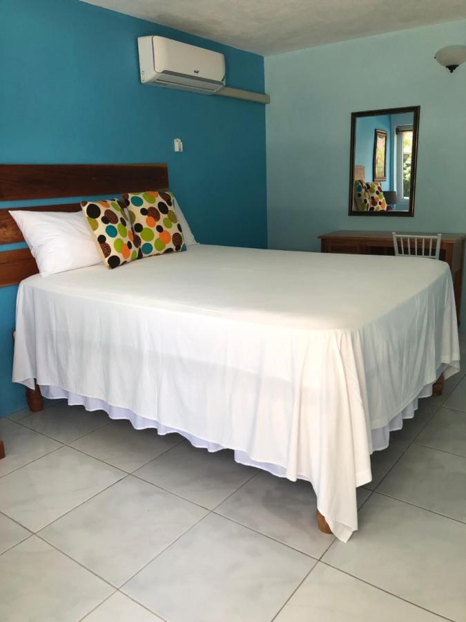 Airport Beach Hotel Montego Bay Eksteriør billede