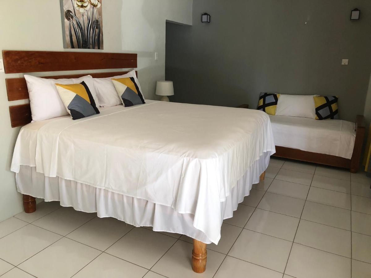 Airport Beach Hotel Montego Bay Eksteriør billede
