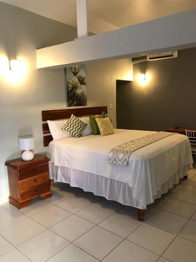 Airport Beach Hotel Montego Bay Eksteriør billede