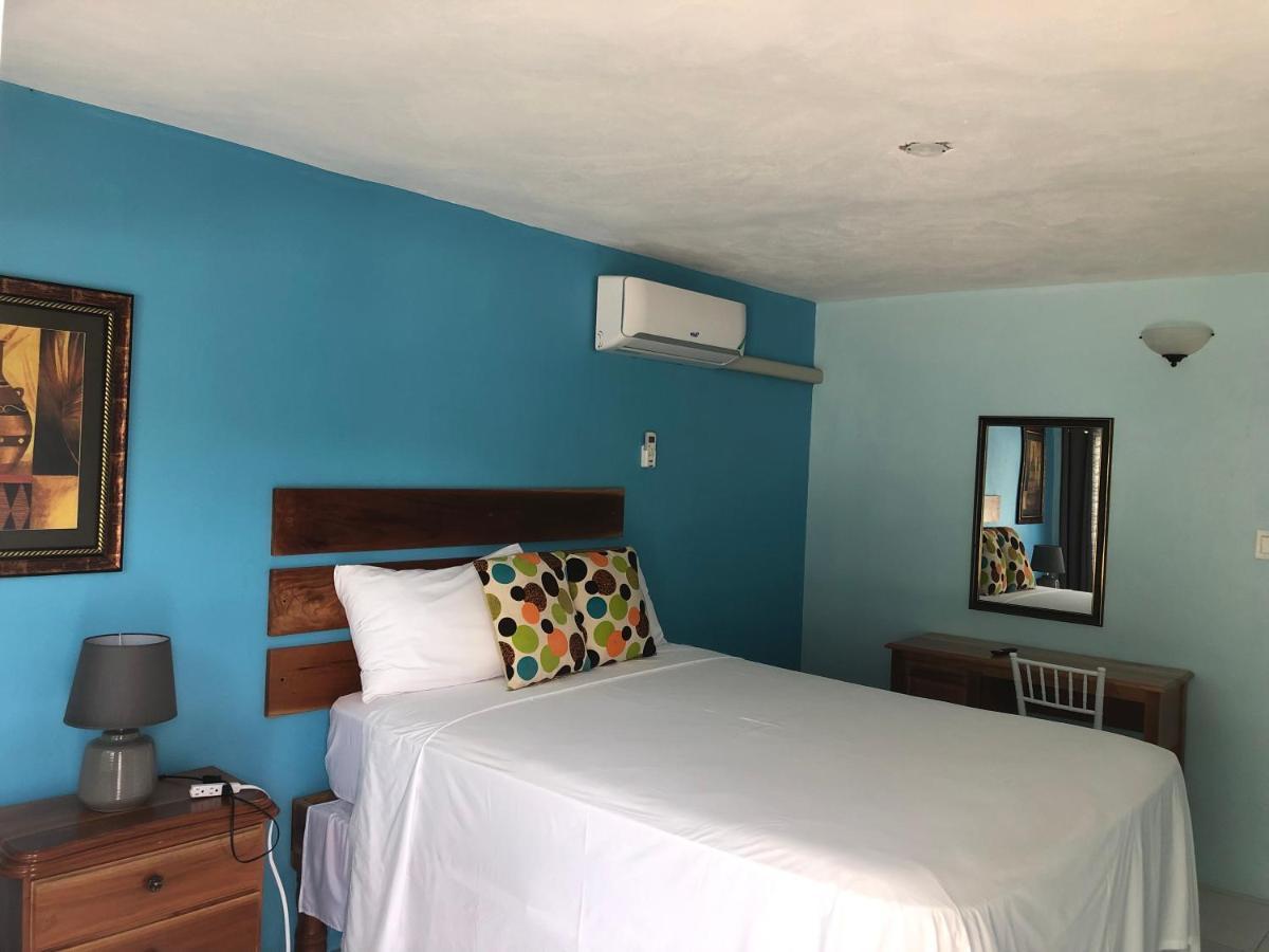 Airport Beach Hotel Montego Bay Eksteriør billede